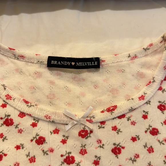 Brandy Melville Flower 🌺 T - Picture 2 of 6